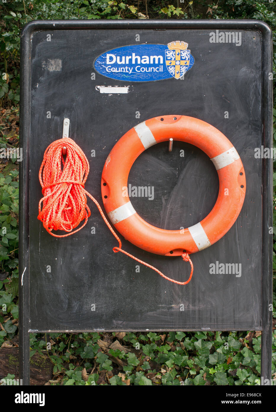 Rettungsring an der Seite des Flusses Wear, Durham City, Nord-Ost-England, UK Stockfoto