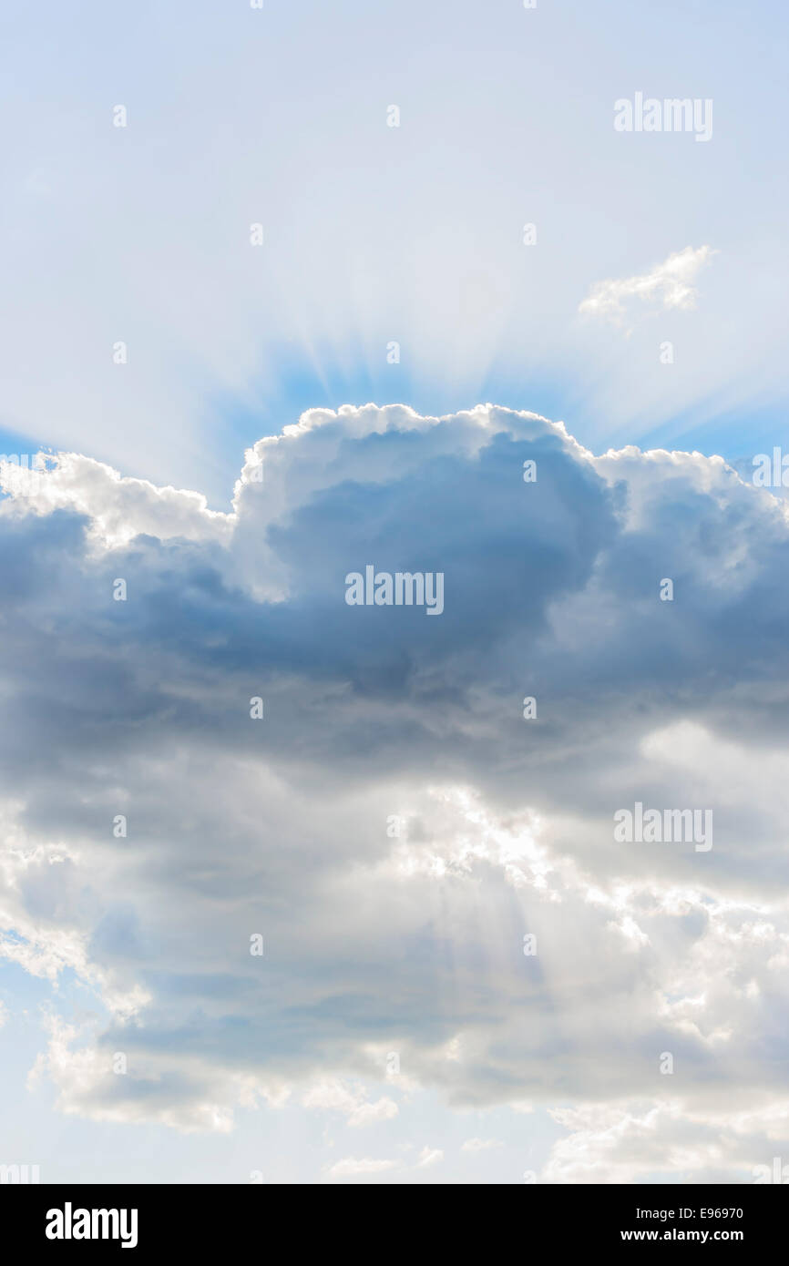 Bild von dramatischen Cloud mit Sonnenstrahlen am Himmel Stockfoto