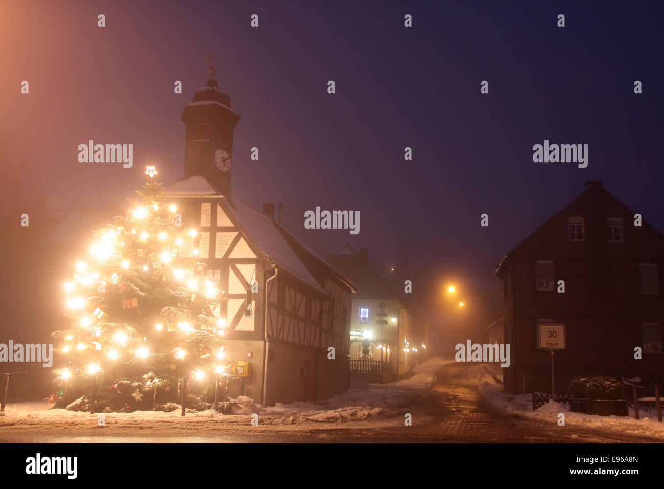 Altes Rathaus von Engenhahn im Taunus mit Weihnachtsbaum Stockfoto