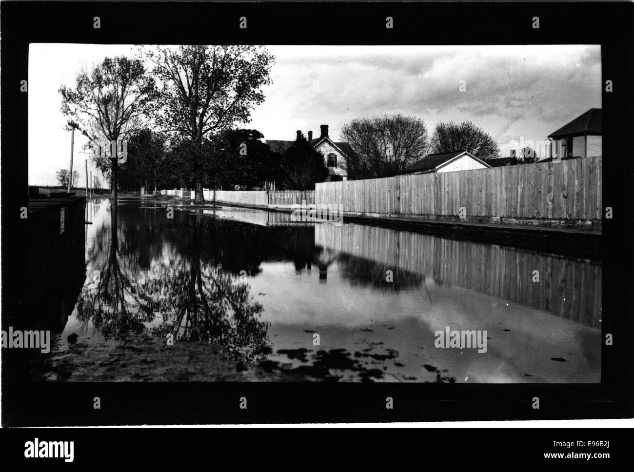 Ein Foto, das hohe Wasserstände auf der Front Street zeigt, möglicherweise aufgrund von Überschwemmungen. Das Bild erfasst die Auswirkungen der Überschwemmung auf die Straße und spiegelt die Herausforderungen städtischer Gebiete bei extremen Wetterereignissen wider. Stockfoto