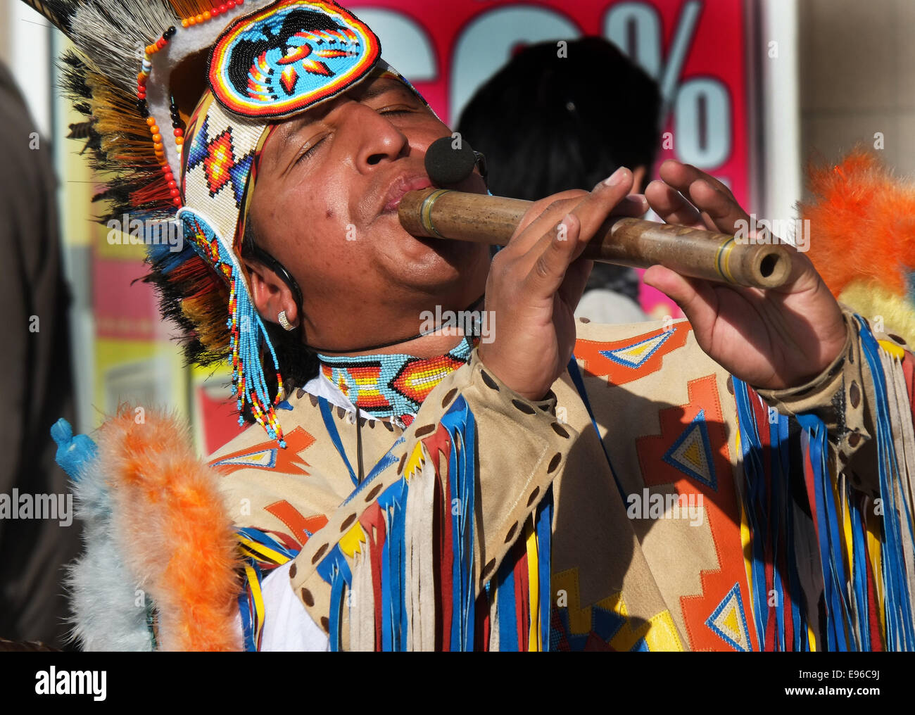 Indischer Musiker in Straße in Scarborough. Stockfoto