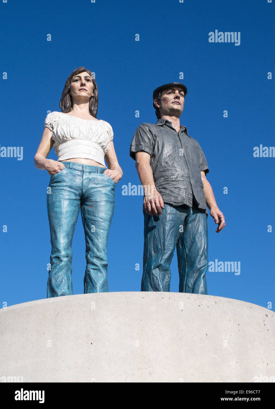 Gemalte Bronzeskulptur „Land Couple“ von Sean Henry, Newbiggin by the Sea, Northumberland, England Stockfoto