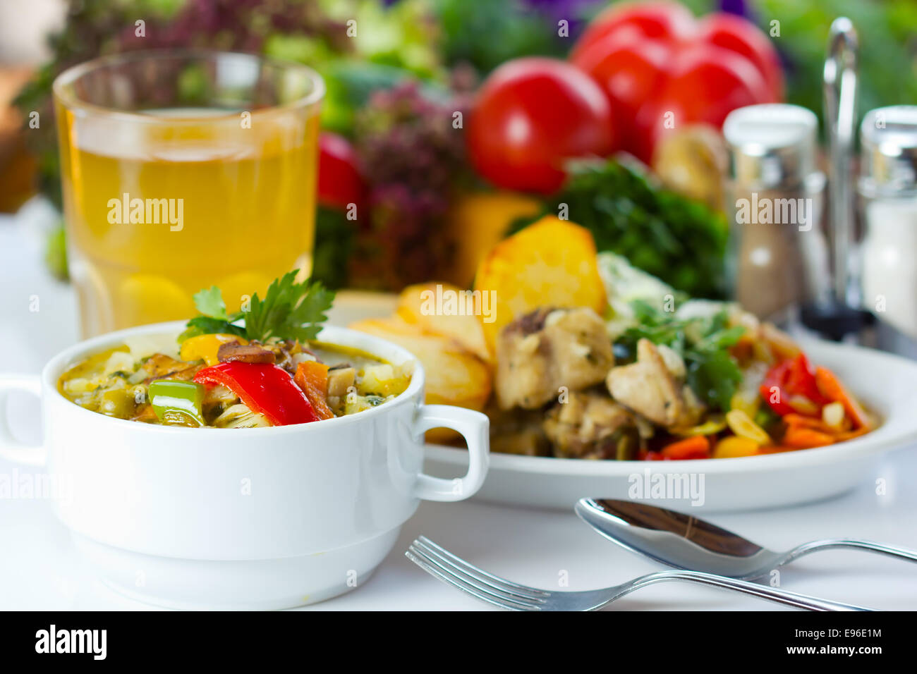 Business-Lunch mit Suppe, Salat und Saft Stockfoto
