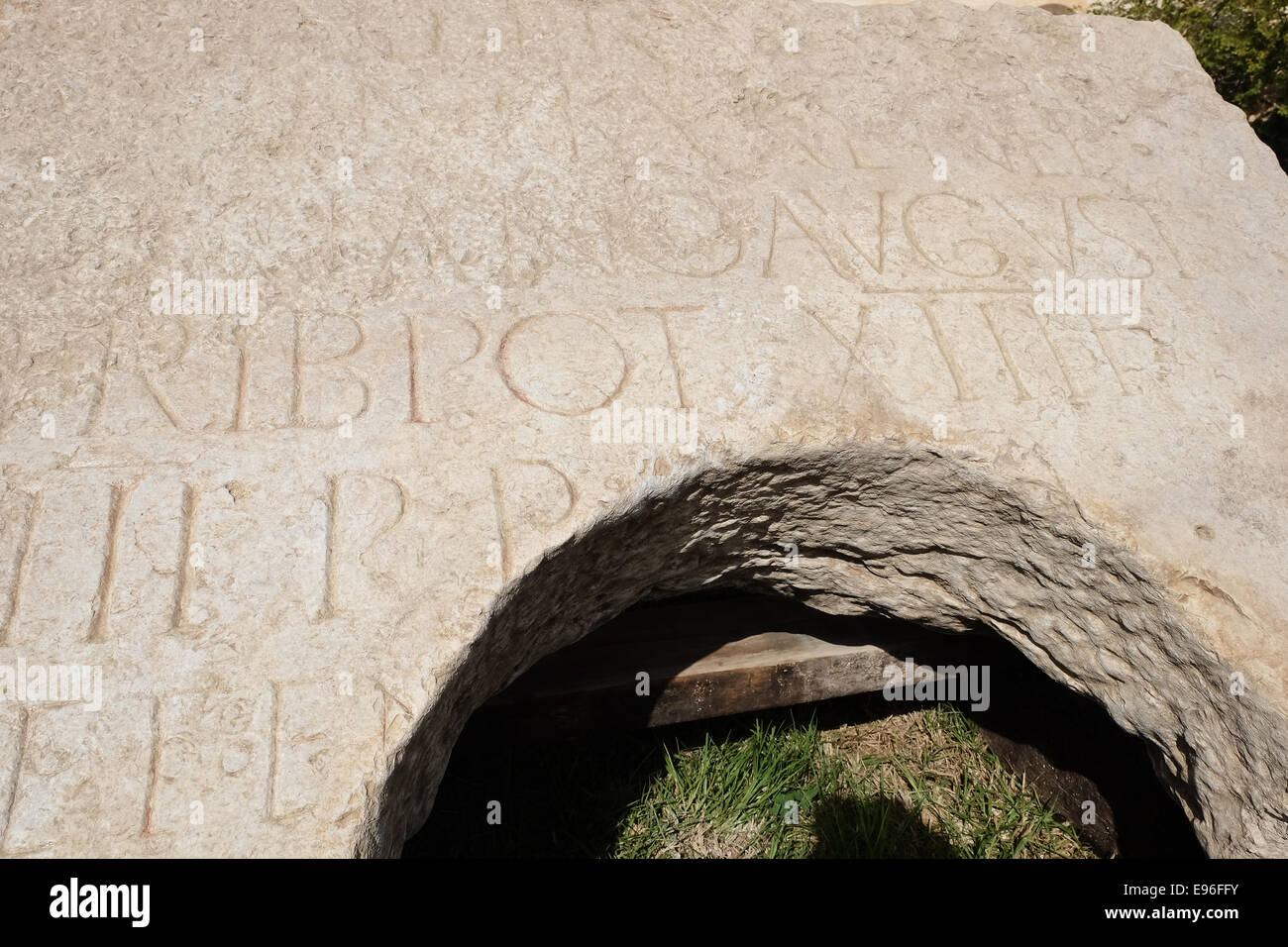 Jerusalem. 21. Oktober 2014. Der Israel Antiquities Authority enthüllt, was sie beschreiben, wie "eine außergewöhnliche Entdeckung von enormer historischer Bedeutung und unter den wichtigsten lateinischen Inschriften, die jemals in Jerusalem entdeckt" - ein Fragment aus Kalkstein mit einer offiziellen lateinischen Gravur gewidmet Roman Emperor Hadrian datiert 129CE, auf dem Display vor das Rockefeller archäologische Museum. Bildnachweis: Nir Alon/Alamy Live-Nachrichten Stockfoto