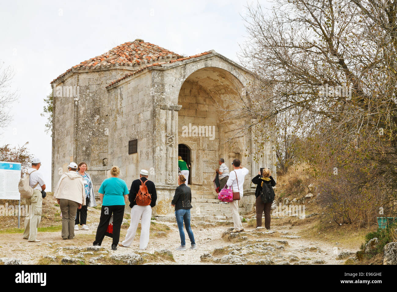 BACHTSCHYSSARAJ, Russland - 1. Oktober 2014: Touristen in der Nähe von Durbe Djanike Khanum (Mausoleum Dzhanike-Khanym), Tochter des goldenen Ho Stockfoto