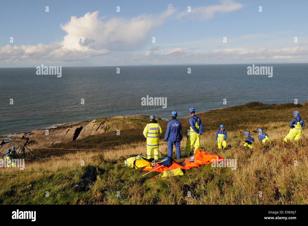 Küstenwache auf Übung üben eine Klippe-Rettung in der Nähe von Ilfracombe Devon England UK GB Stockfoto