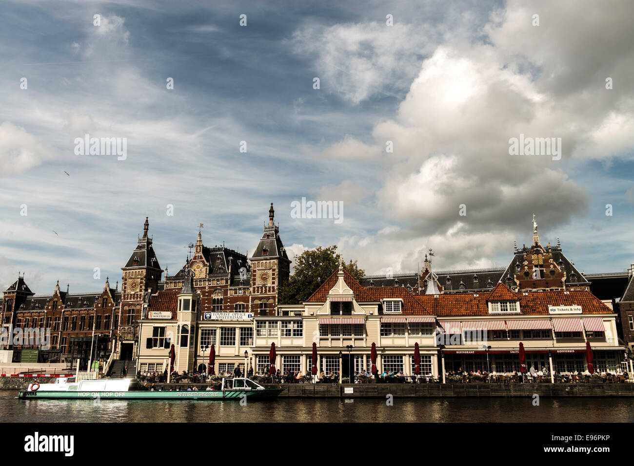 Cafe Restaurant Smits mit Hauptbahnhof im Hintergrund Amsterdam Holland Niederlande Europa Stockfoto