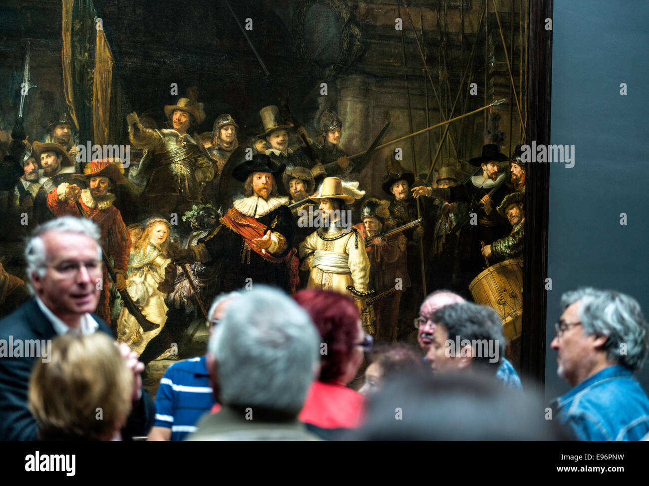 Personen an der Nachtwache Gemälde von Rembrandt im Rijksmuseum Amsterdam Holland Niederlande Europa Stockfoto