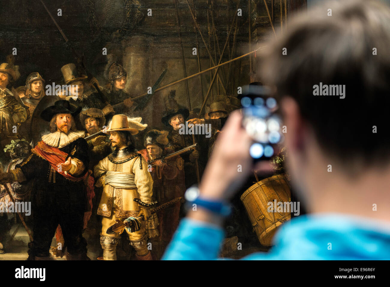 Besucher des Museums fotografiert die Nachtwache Gemälde von Rembrandt im Rijksmuseum Amsterdam Holland Niederlande Mobil Stockfoto
