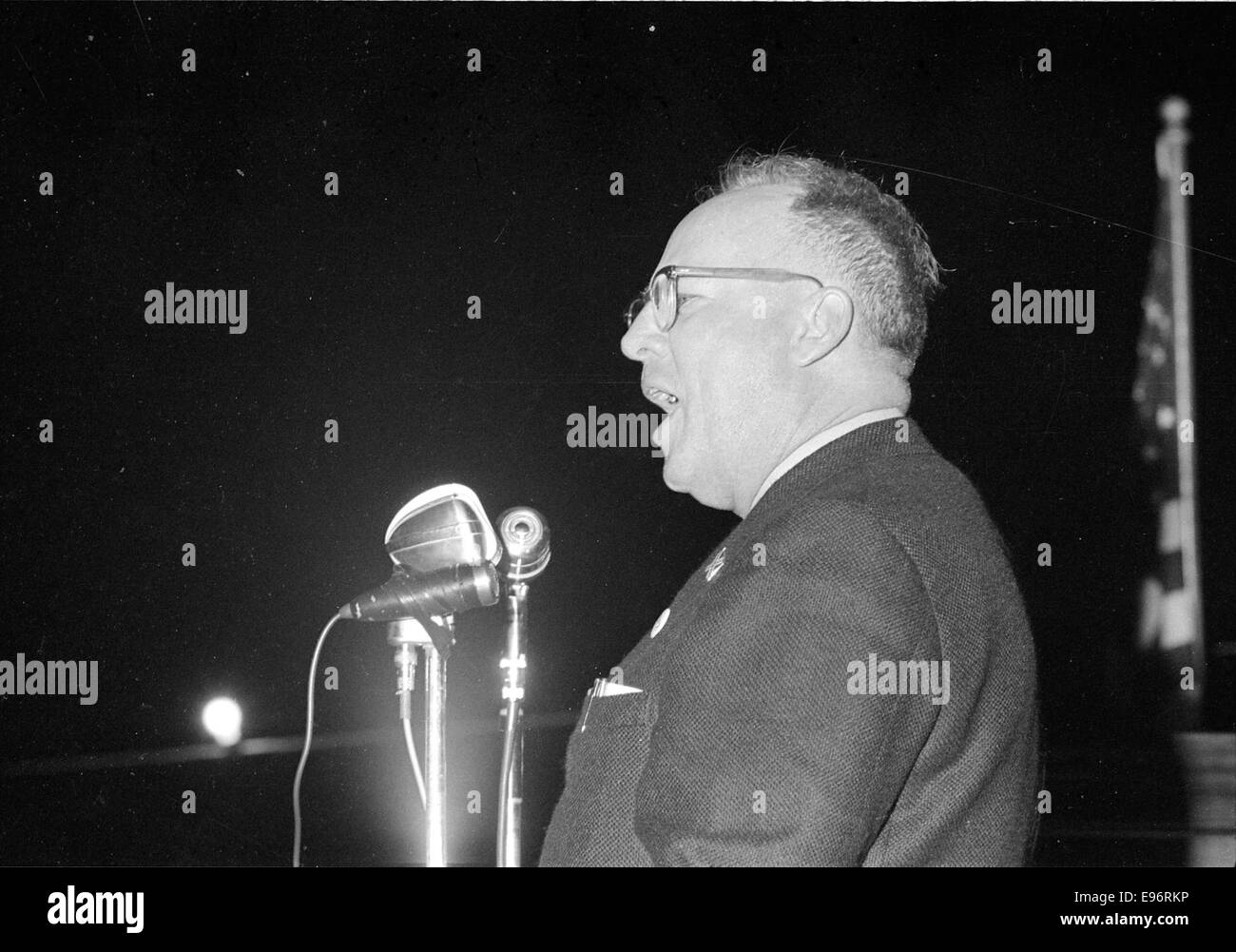 Ein Foto, das eine Kundgebung des Ku Klux Klan (KKK) im Jahr 1965 zeigt, auf der die Mitglieder an dieser öffentlichen Demonstration von Rassenhass und Segregation während der Bürgerrechtszeit teilnahmen. Stockfoto