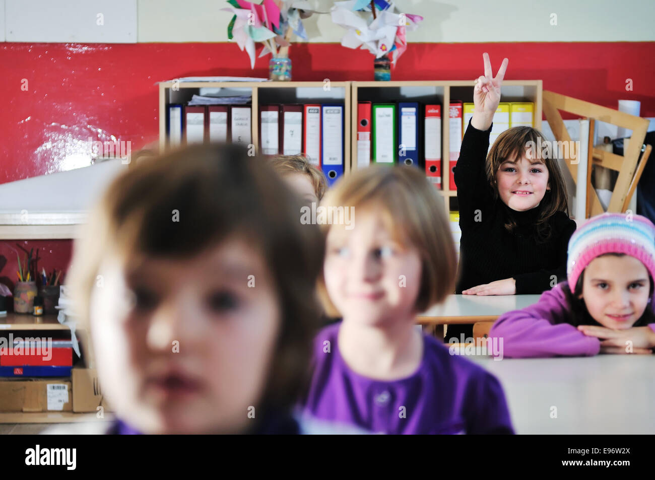 Gluckliche Kinder Gruppe In Der Schule Stockfotografie Alamy