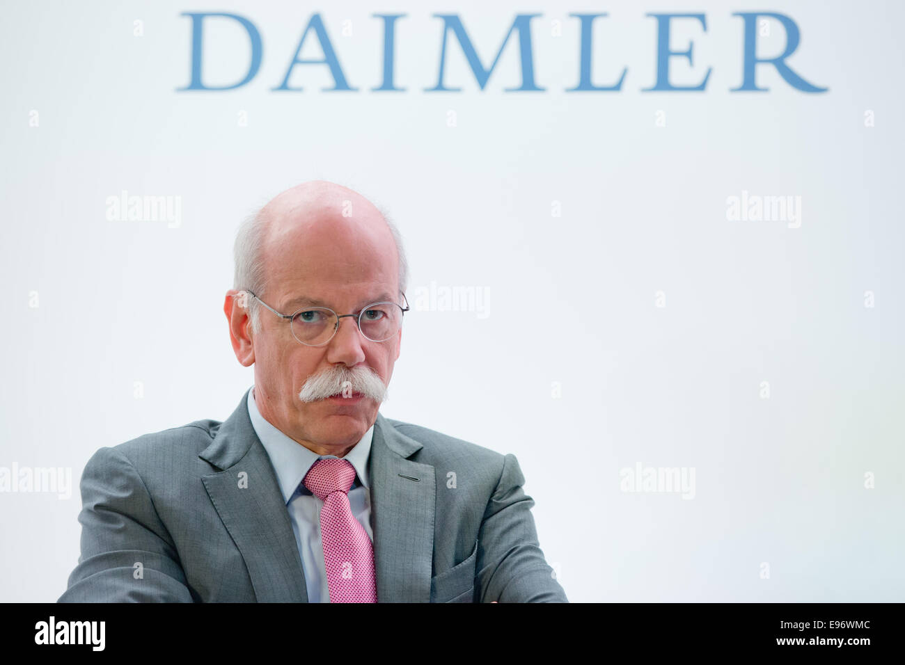 Paris, Frankreich. 3. Oktober 2014. Dieter Zetsche, Vorstandsvorsitzender der Daimler AG, während der Paris Motor Show (Mondial de l ' Automobile) in Paris, Frankreich, 3. Oktober 2014 im Rahmen einer Pressekonferenz von Daimler und Renault-Nissan abgebildet. Foto: Daniel Karmann/Dpa/Alamy Live News Stockfoto