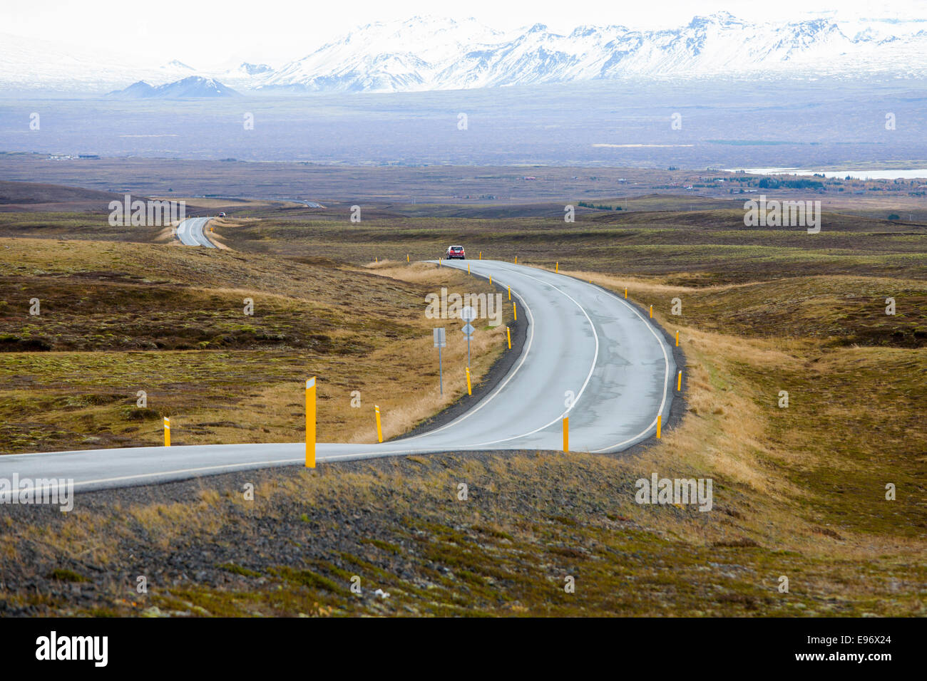 Straße zwischen den Bergen, Island Stockfoto