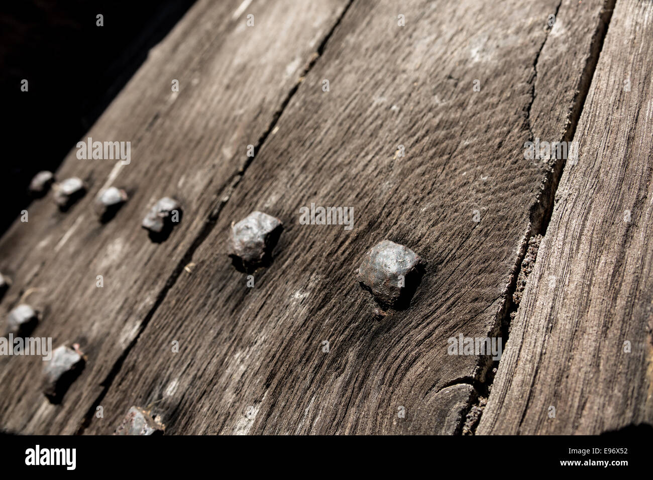 Detail einer alten Kirche beschlagene Eichentür Hintergrund. Stockfoto