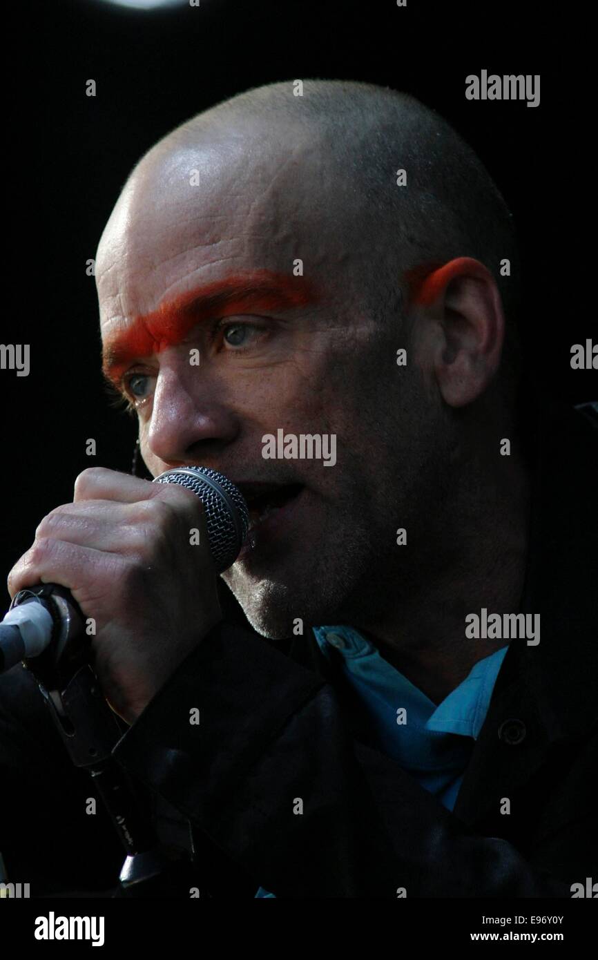 Michael Stipe von 'REM', T In The Park-Musik-Festival, Balado, Schottland, 2003. Stockfoto