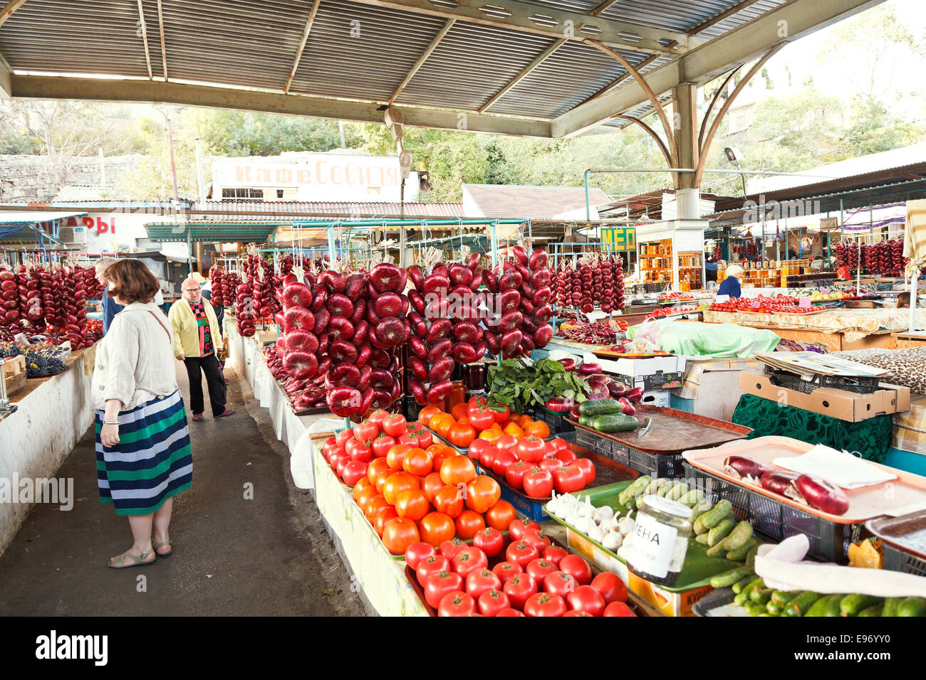 Jalta, Russland - 2. Oktober 2014: die Leute kaufen Krim Gemüse im Central Market in Jalta, Crimea. Dies ist das größte Lebensmittel-Zeichen Stockfoto