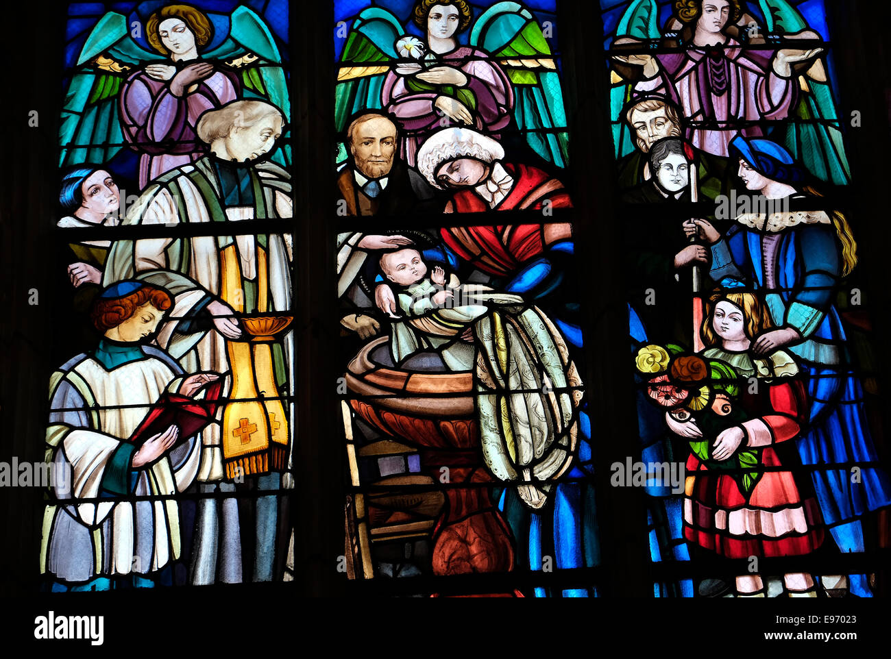 Glasmalerei-Fenster mit bunten Taufe Szene Stockfoto