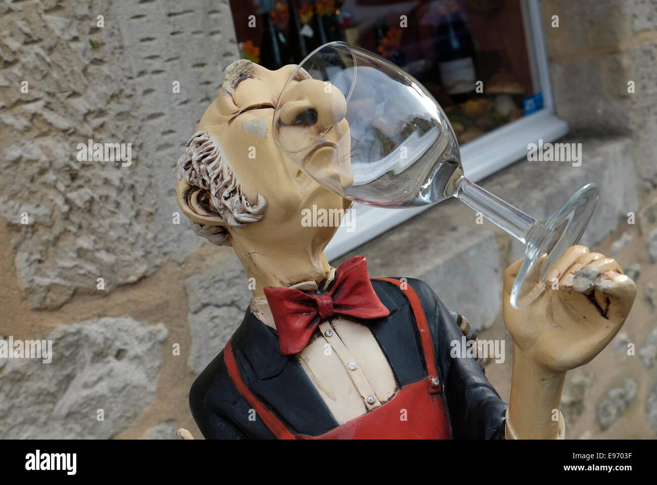 hochnäsig französischen Weinkellner mit Glas Stockfoto