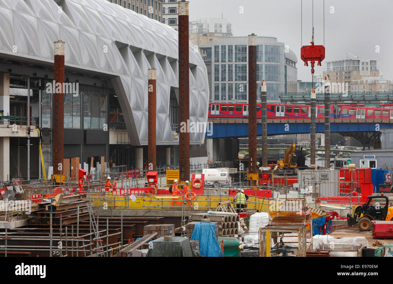 Großbritannien, London, Canary Wharf, Crossrail station Baustelle im Dock auf dem Canary Wharf Anwesen gebaut. Stockfoto