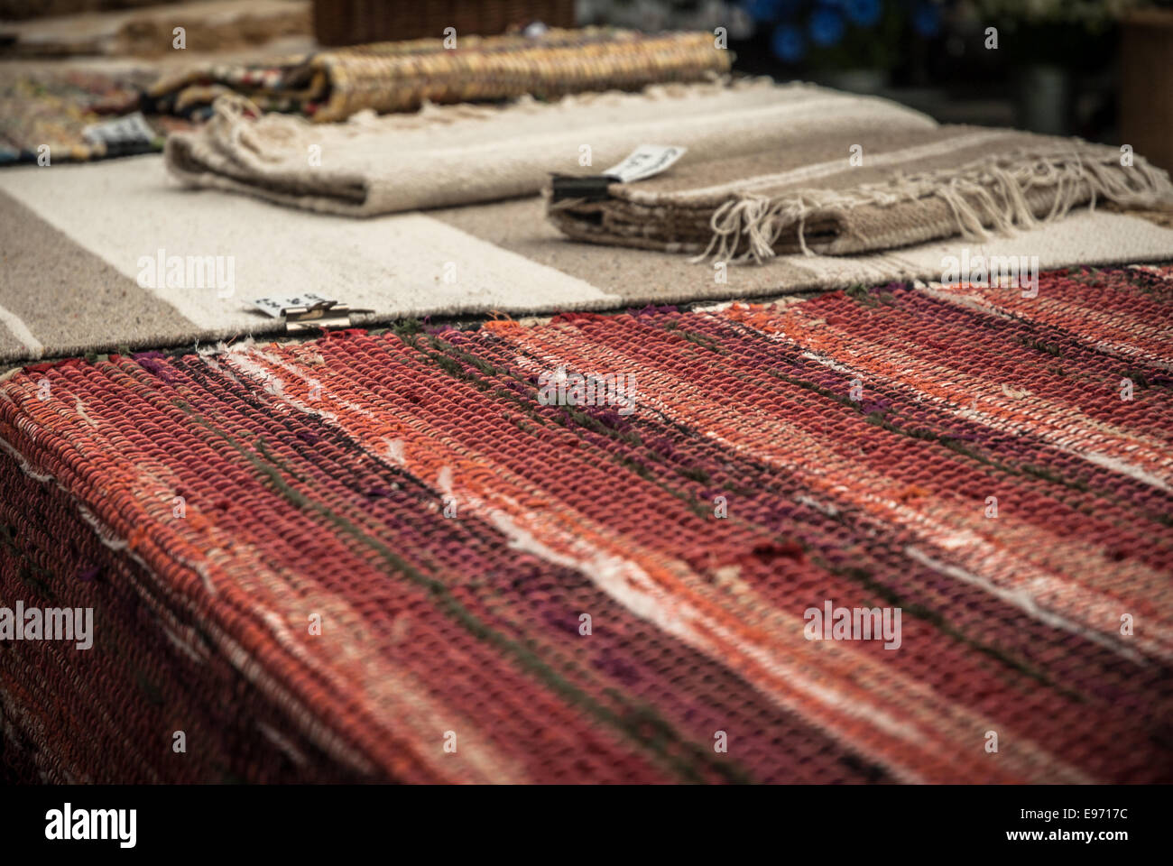 Exotische Ethno-Stil Lappen Teppich Verkauf. Stockfoto