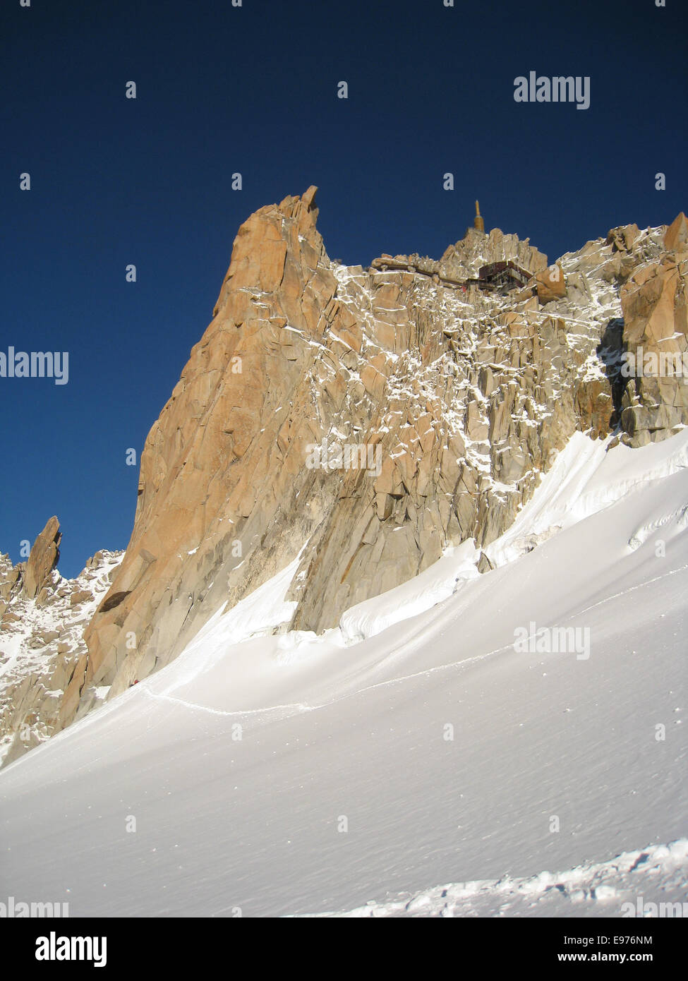 Felswand unterhalb der Aiguille du Midi über Chamonix Stockfoto