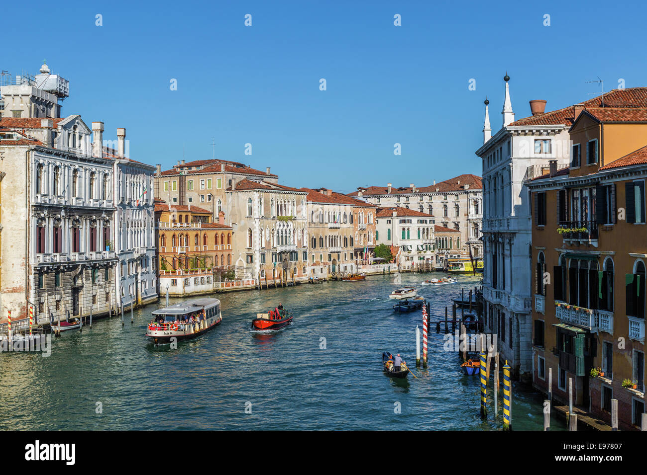 Der Canal grande, Venedig Italien mit Gebäuden in Sonne und blauer Himmel Stockfoto