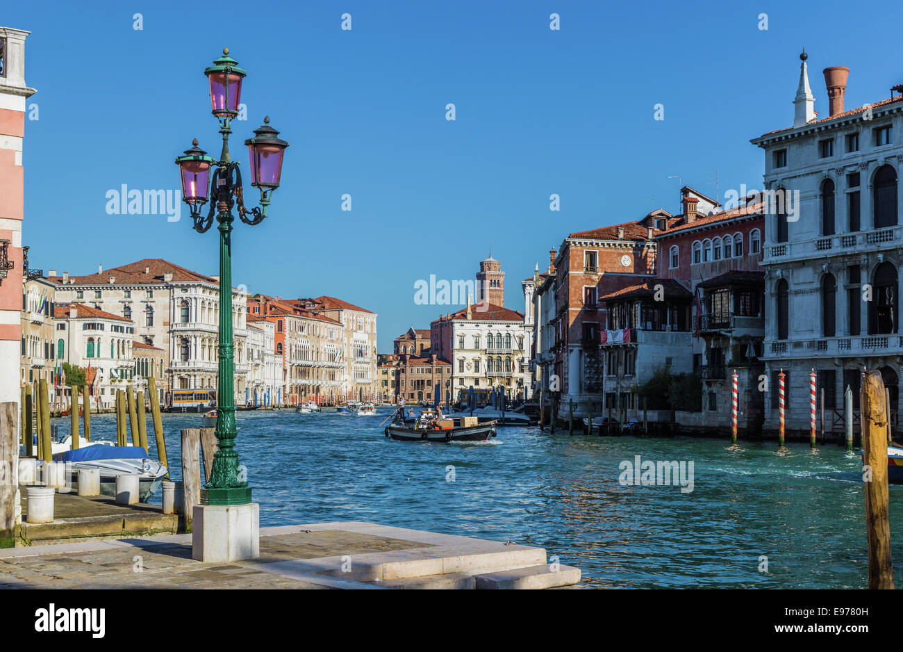 Der Canal grande, Venedig Italien mit Gebäuden in Sonne und blauer Himmel Stockfoto