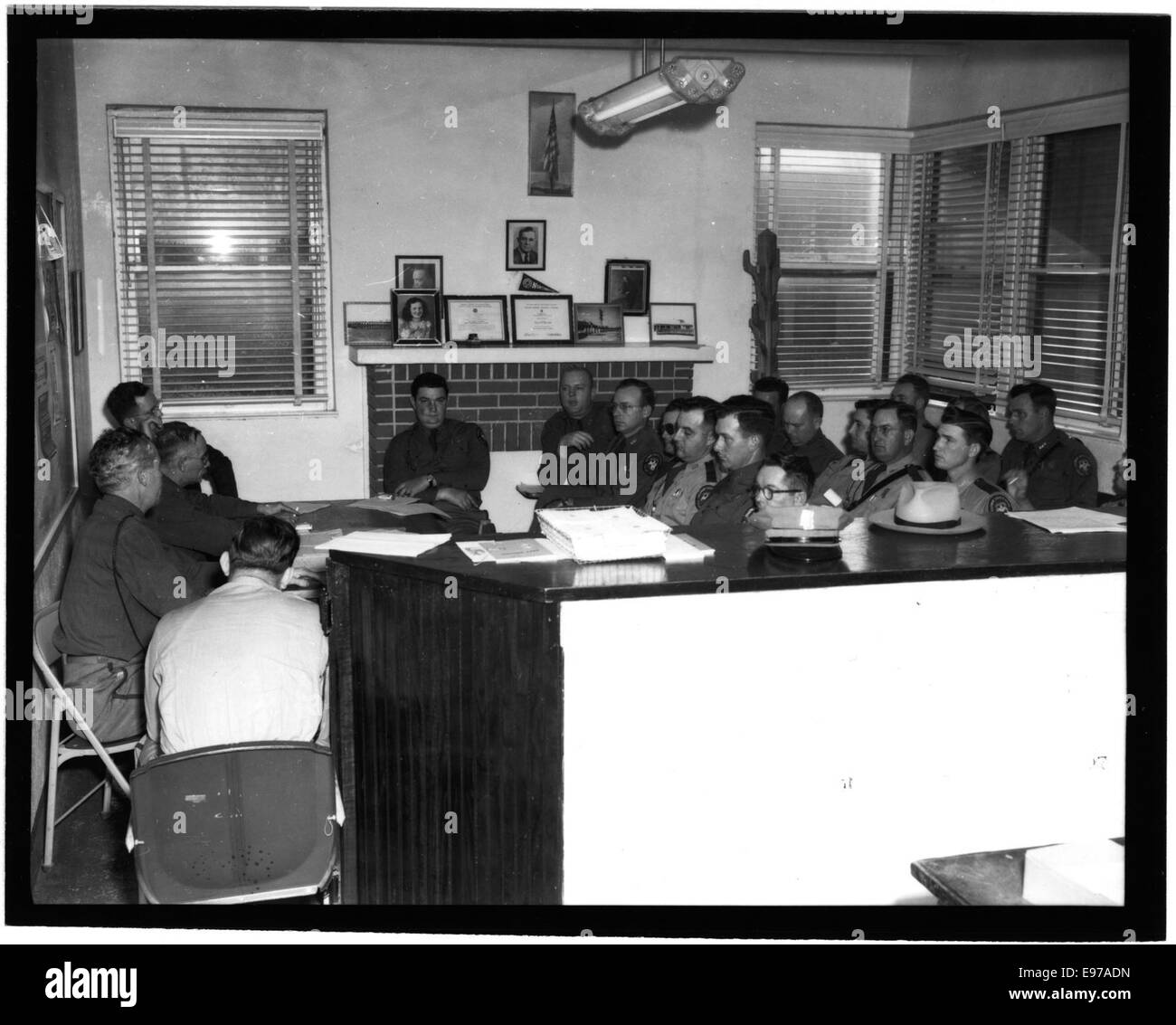 Dieses Foto zeigt eine Gruppe von Offizieren des Mississippi Highway Patrol District 9 während einer Bezirksversammlung. Das Bild zeigt eine Momentaufnahme der Strafverfolgungsbehörden in Mississippi, die das berufliche Verhalten der damaligen Offiziere feststellt. Stockfoto