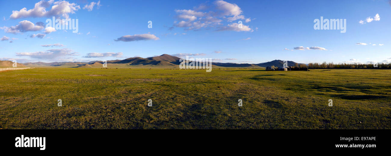 Mongolische Ger-Camp am Ufer des Flusses Tamir. Stockfoto