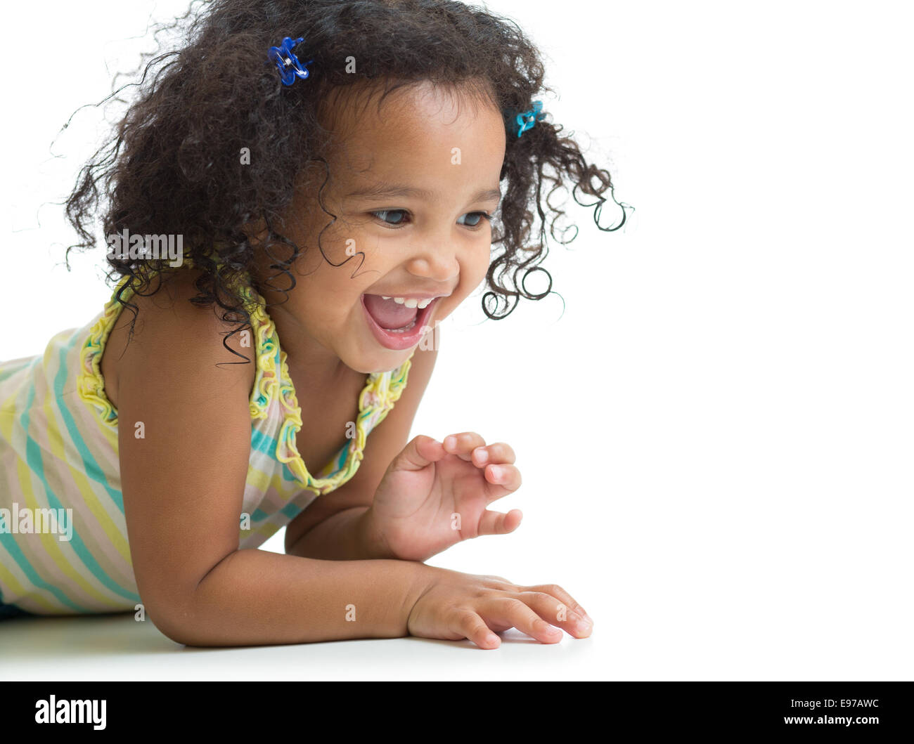 Glückliches Kind Mädchen am Boden liegend und isoliert zu spielen Stockfoto