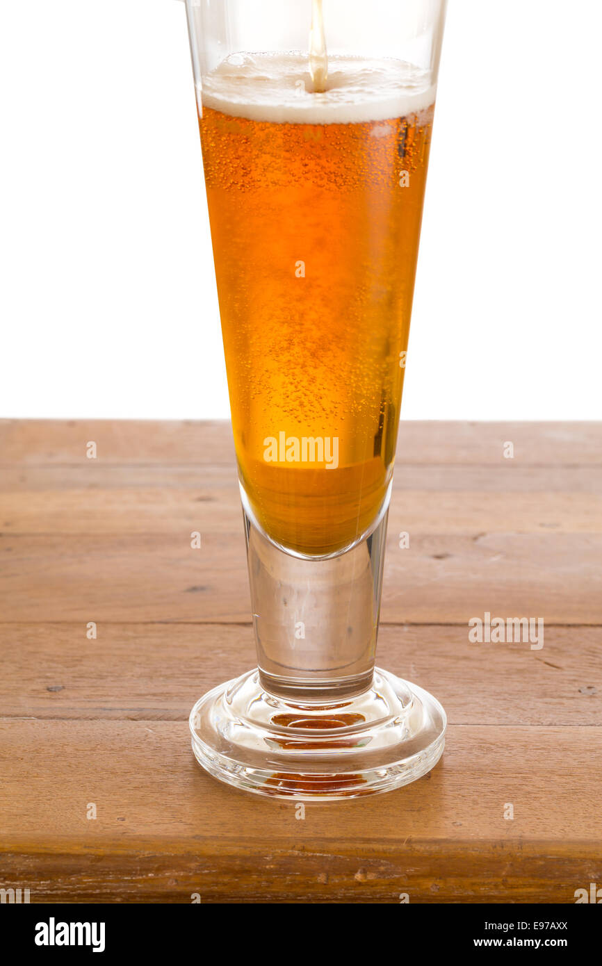 Glas kalten goldene Bier auf Holzstab Stockfoto