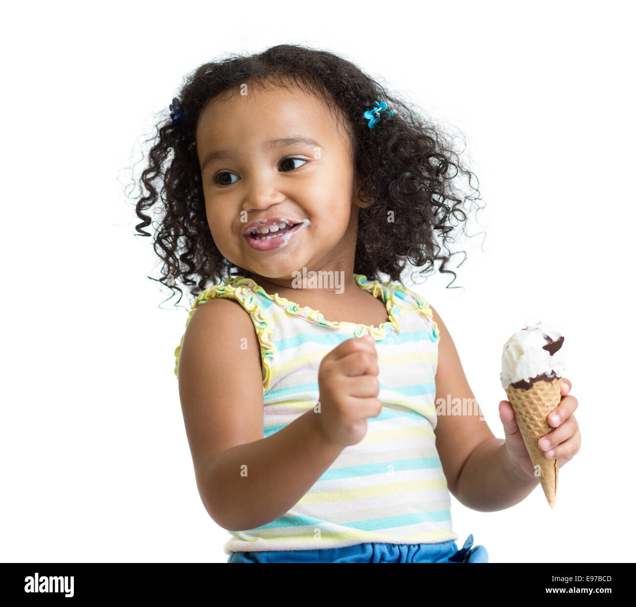 Kinder essen Eis isoliert und auf der Suche zur Seite Stockfoto