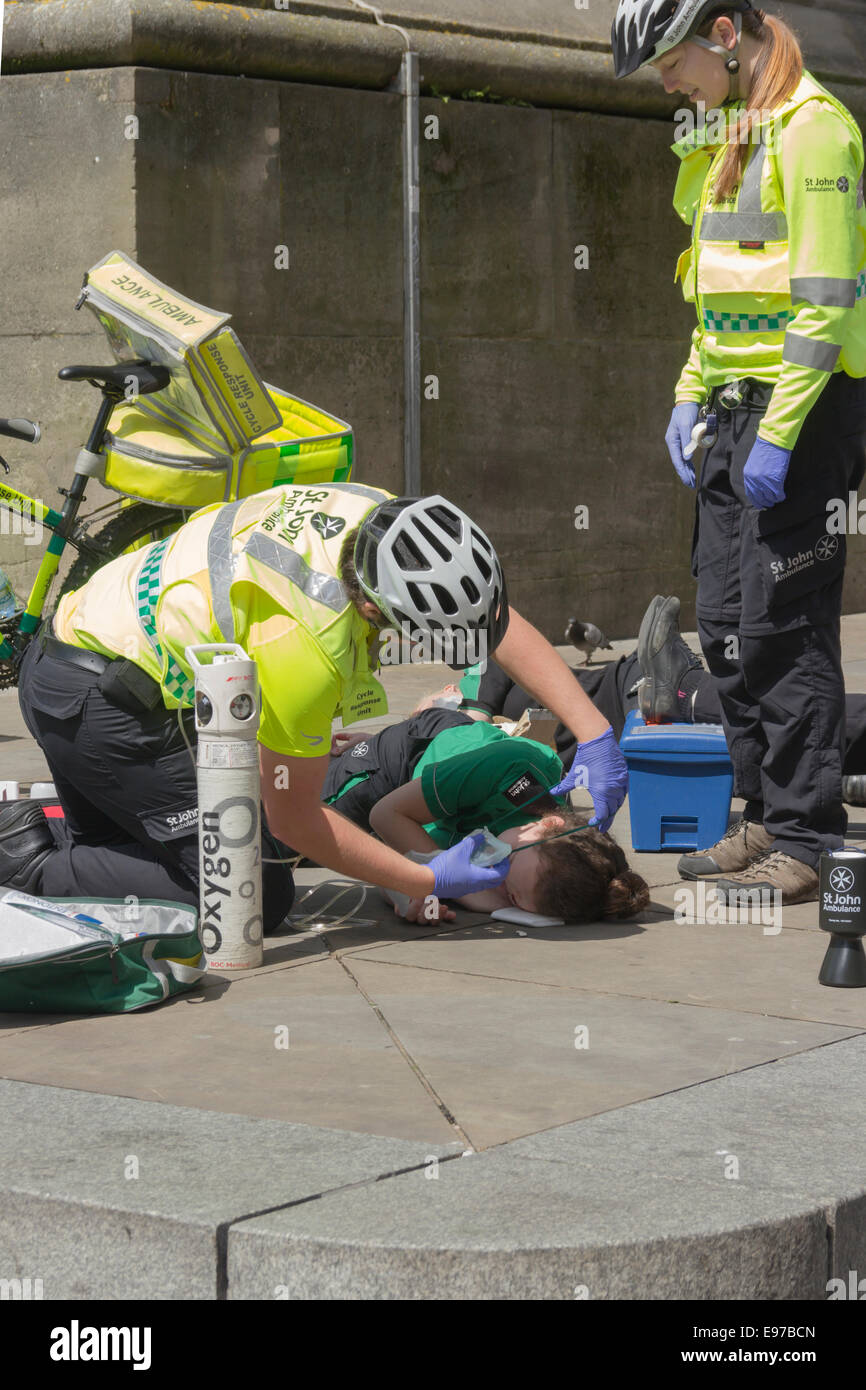 St. John Ambulance Freiwilligen Nachweis Sauerstoff-Verwaltung auf eine Frau mit einem simulierten Verletzungen in Newcastle. Stockfoto