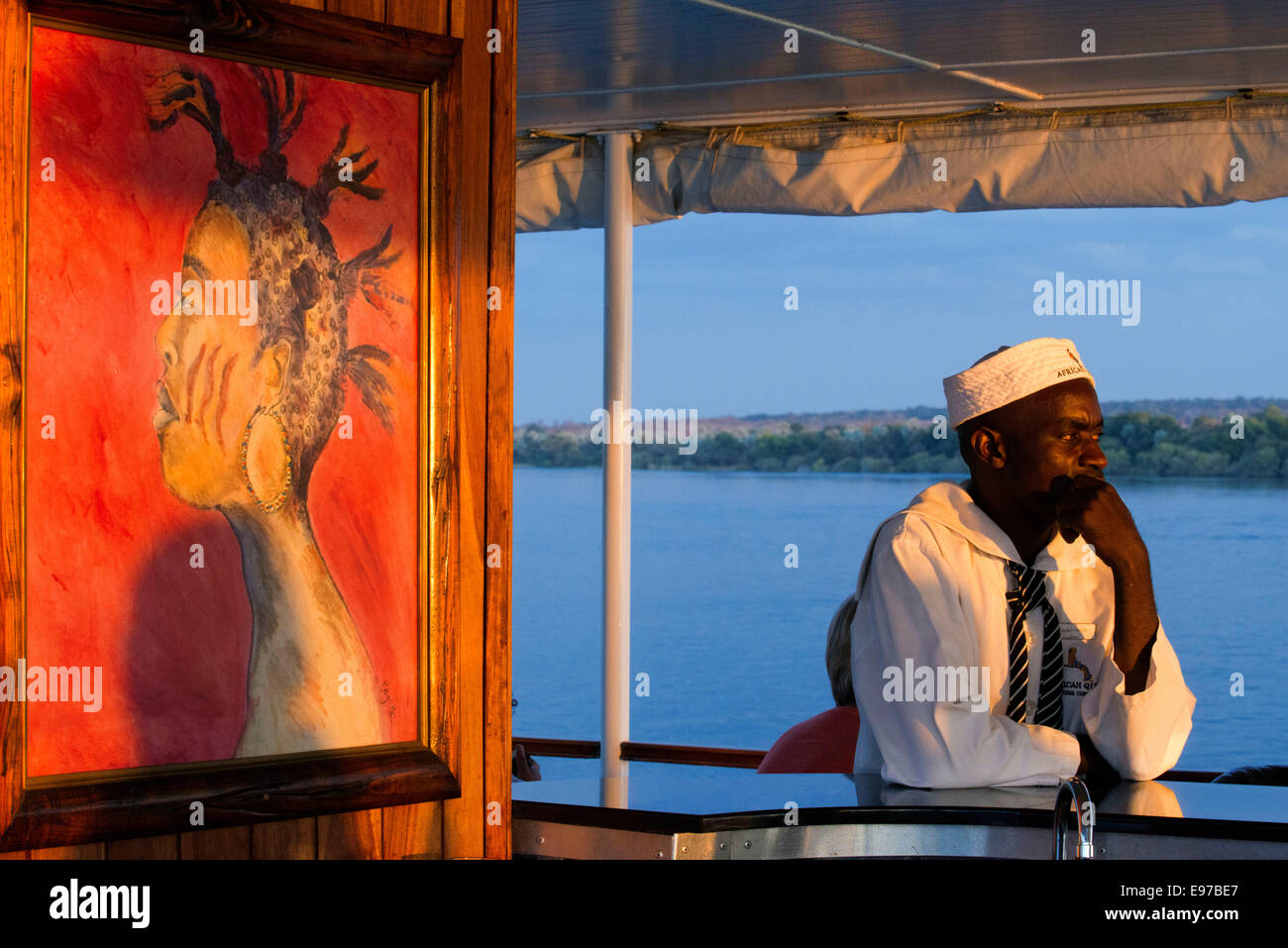 Kreuzfahrt entlang der Victoria Falls an Bord der "African Queen". Entspannen Sie sich und genießen Sie unsere afrikanischen Sonnenuntergänge von unserer gehobenen Kreuzfahrt Boote... Stockfoto
