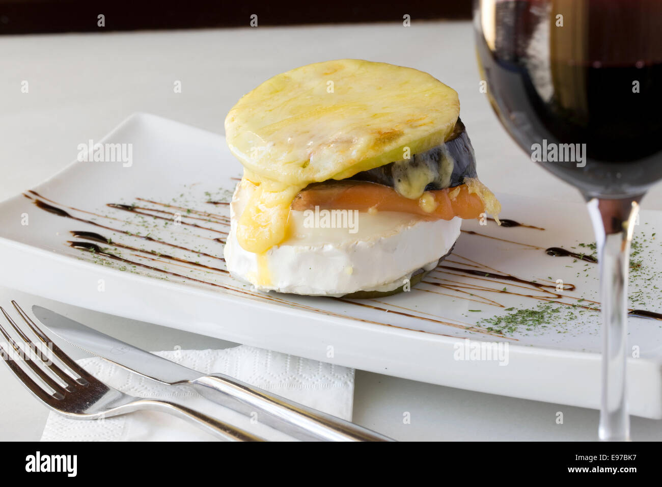 Tapas, Ziegenkäse, Räucherlachs, Tomate und Aubergine Turm Stockfoto