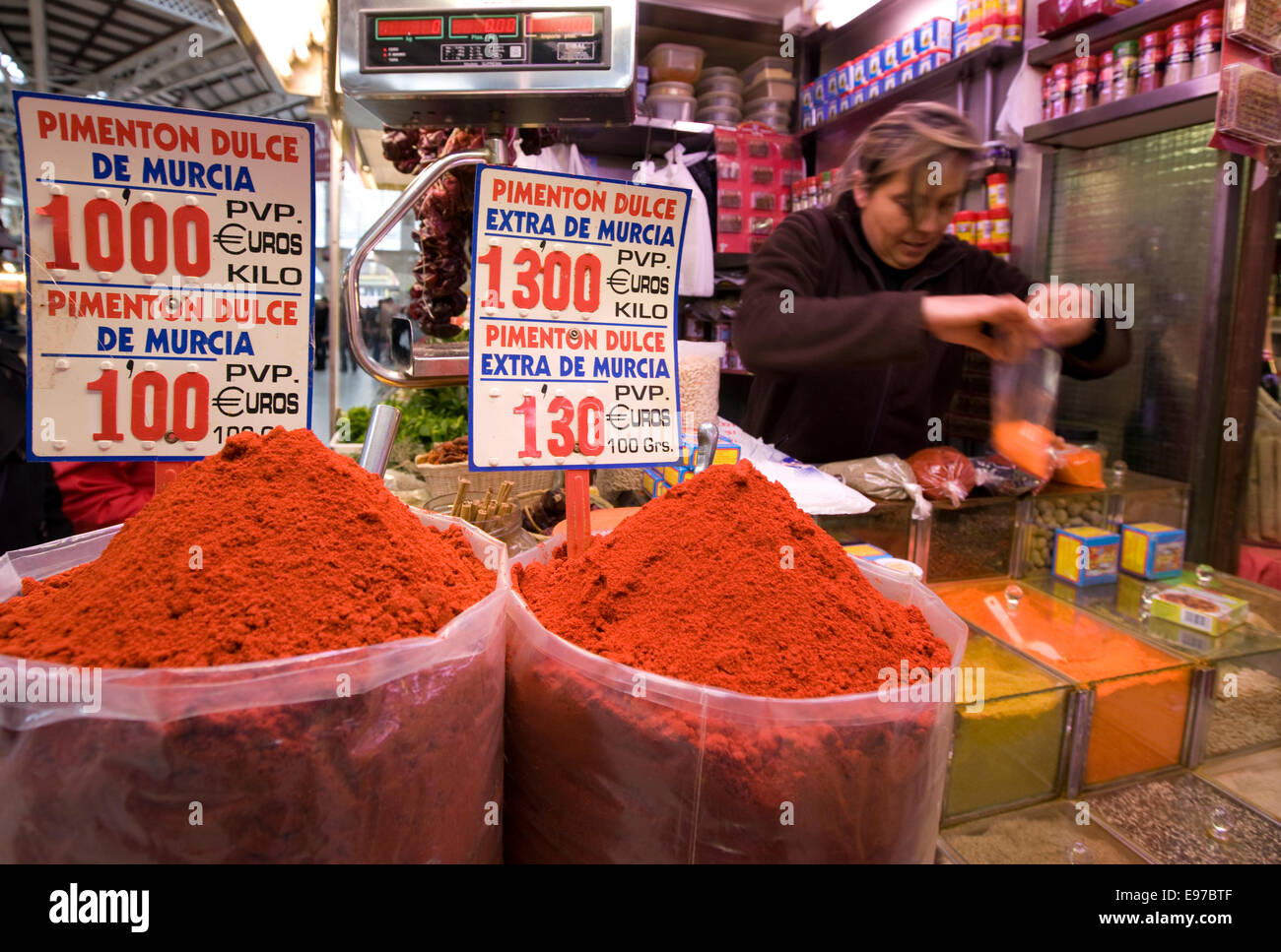Rote Paprika, Piment, speichern im Mercado Central in Valencia Stockfoto