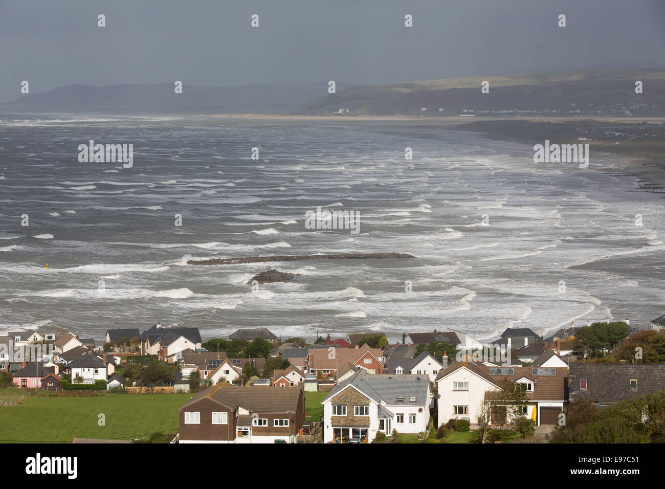 Cardigan Bay, Wales, UK. 21. Oktober 2014. Die Reste der Hurrikan Gonzalo bringen starke Winde an der Westküste von Wales. Die Multi-Millionen-Pfund-Küstenschutzes, einschließlich künstliche Riffe in Borth, Ceredigion, ergeben das Schlimmste von dem wilden Meer. Bildnachweis: atgof.co/Alamy Live News Stockfoto