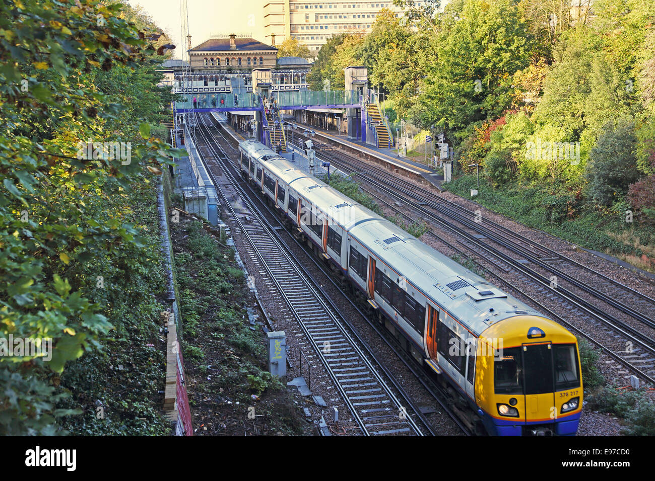 Ein London Overground-Zug zieht sich aus Denmark Hill Bahnhof in Süd-Ost-London. Stockfoto