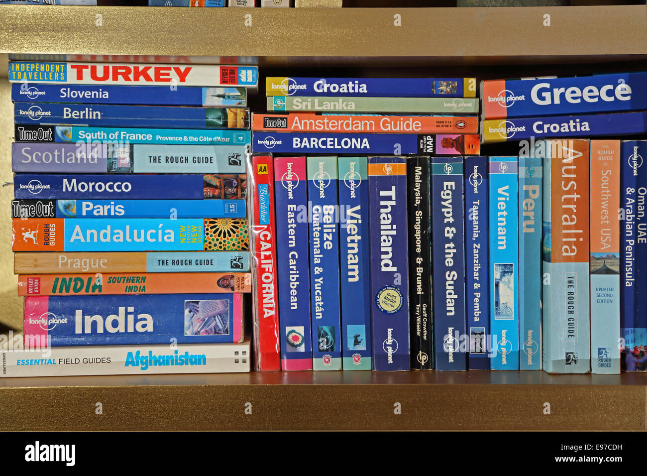 Ein Stapel von Reise-Bücher in einem Buchregal - für viele beliebte Reiseziele weltweit Stockfoto