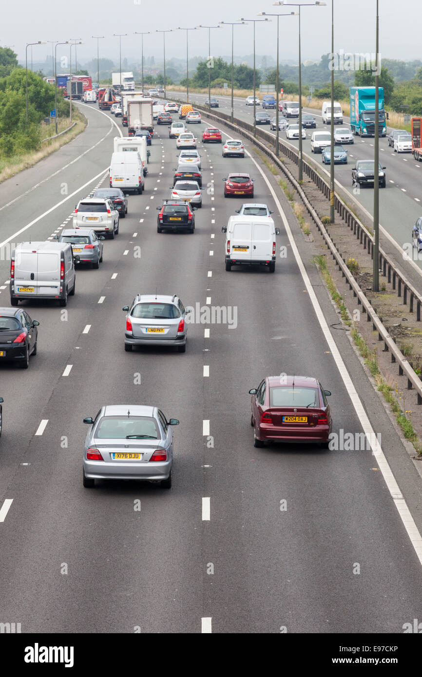 Autobahn. Langsam fahrenden Verkehr auf der M1, South Derbyshire Grenze in Nottinghamshire, England, Großbritannien Stockfoto