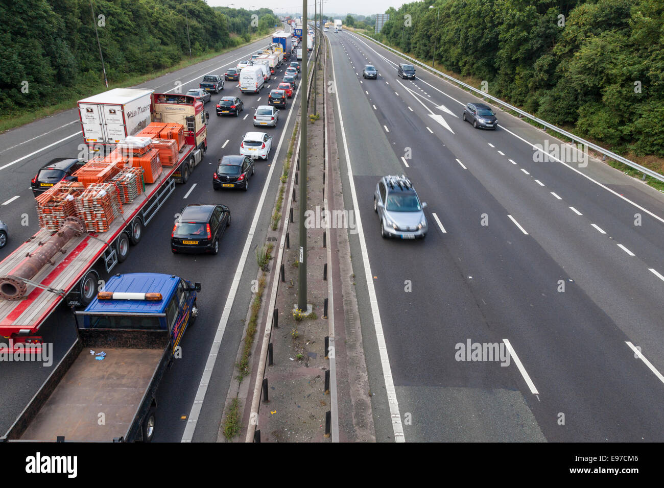 Traffic Jam. Warteschlange mit Fahrzeugen im Stillstand auf der Autobahn M1 in Richtung Süden Fahrbahn mit klaren northbound Wege. Nottinghamshire, England, Großbritannien Stockfoto