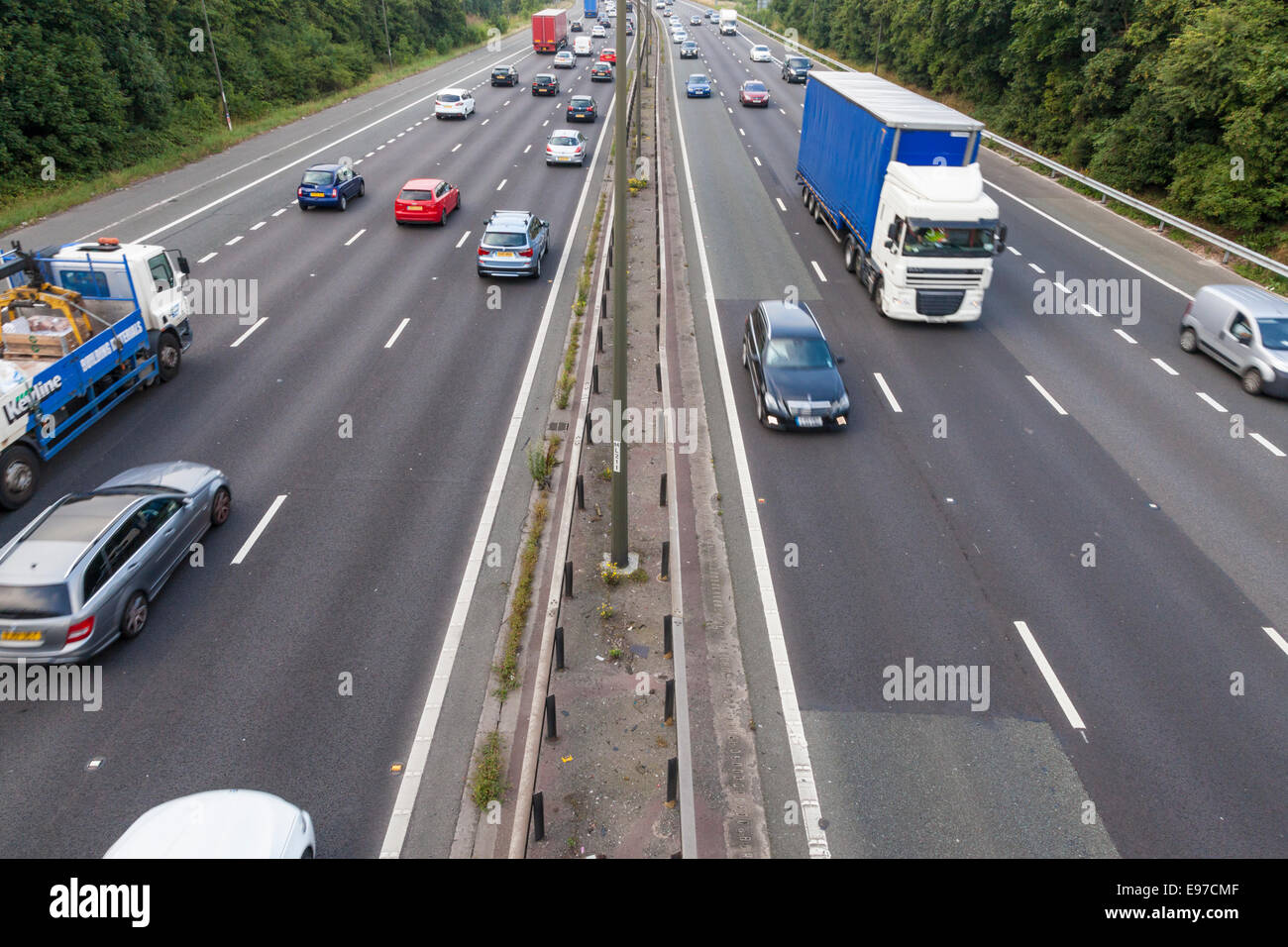 Besetzt von der Autobahn M1 mit schnellen Verkehr, Nottinghamshire Derbyshire, England, Großbritannien Stockfoto