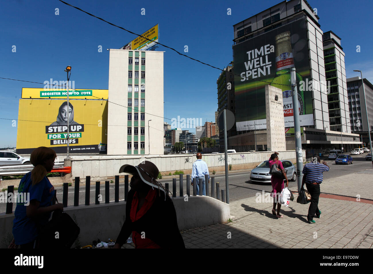 Werbung für den ANC und Bier auf Königin-Elisabeth-Brücke. Straßenszenen aus dem Braamfontein Bereich der Innenstadt von Johannesburg, Stockfoto