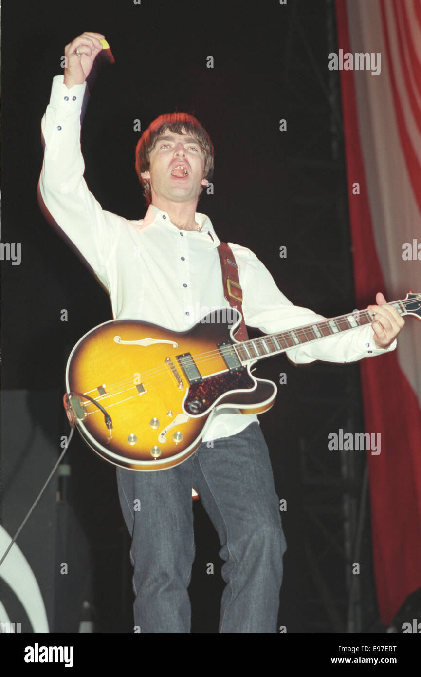 Noel Gallagher / Oase im Konzert am Loch Lomond, Schottland, im Jahr 1996. Stockfoto