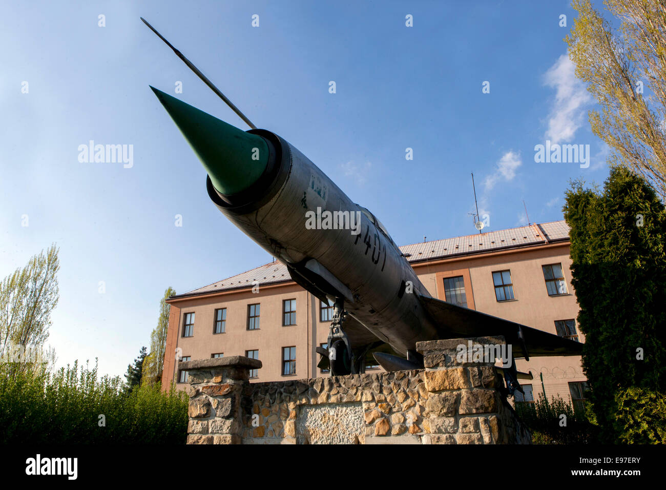 MIG 21 auf einem Podest vor der Kaserne in Stara Boleslav, Tschechien Stockfoto