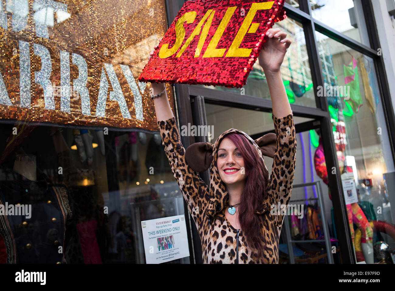 Frau verkleidet wie ein Leopard, einen Verkauf im Zustand der Unordnung Shop Werbung. Old Truman Brewery, Brick Lane, London, UK. Stockfoto