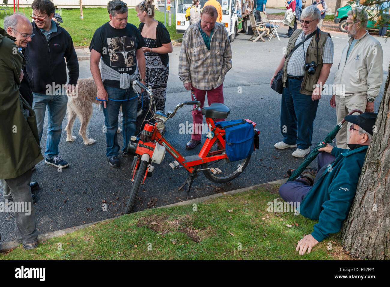 Oldtimerbus bewundern französischen Velosolex angetrieben Fahrrad zu einem e-Bike-Rallye, Presteigne, Powys, Großbritannien Stockfoto