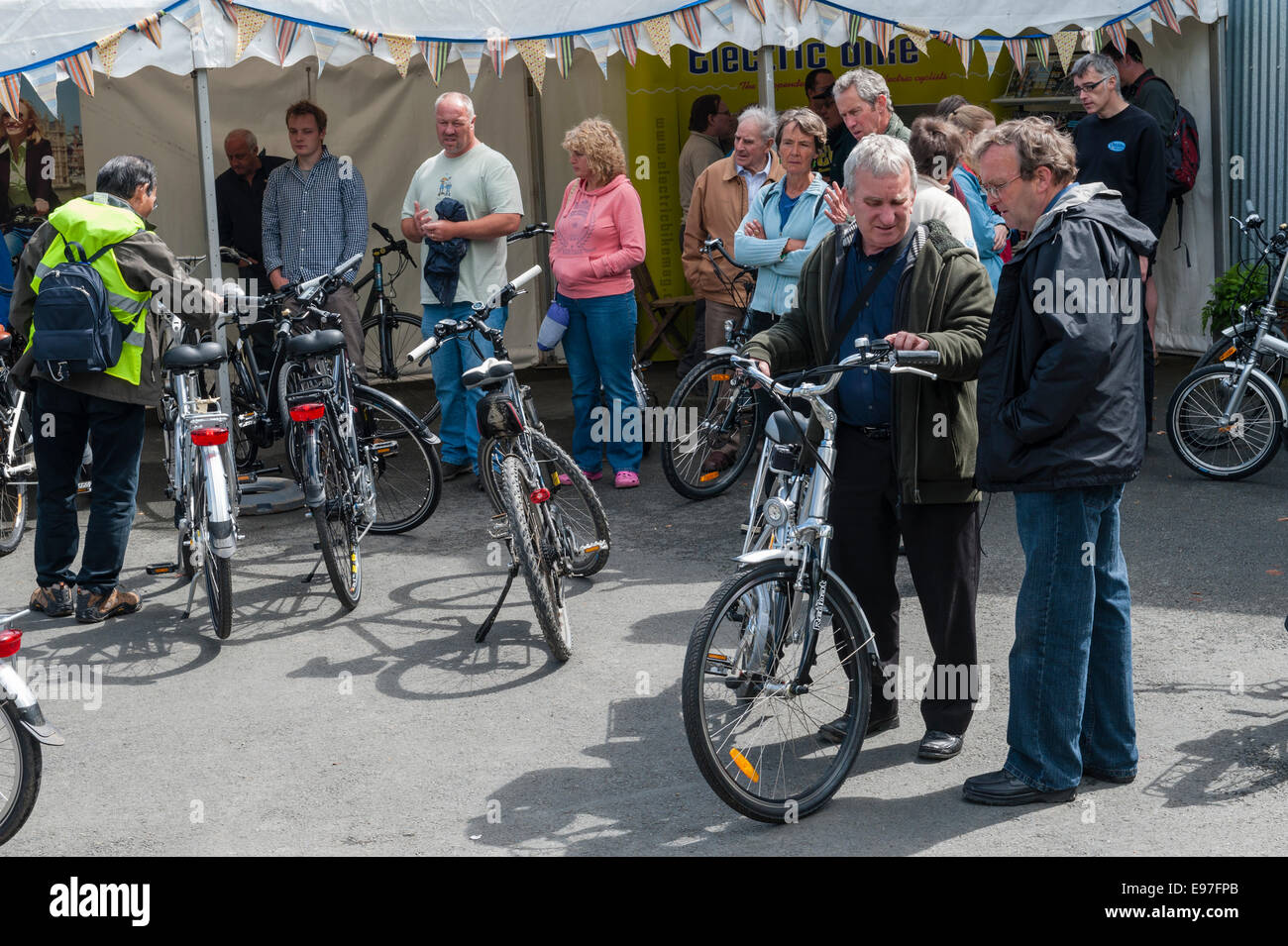 Presteigne, Powys, UK. Interessierte Besucher bei einer Demonstration von Elektrofahrrädern Stockfoto