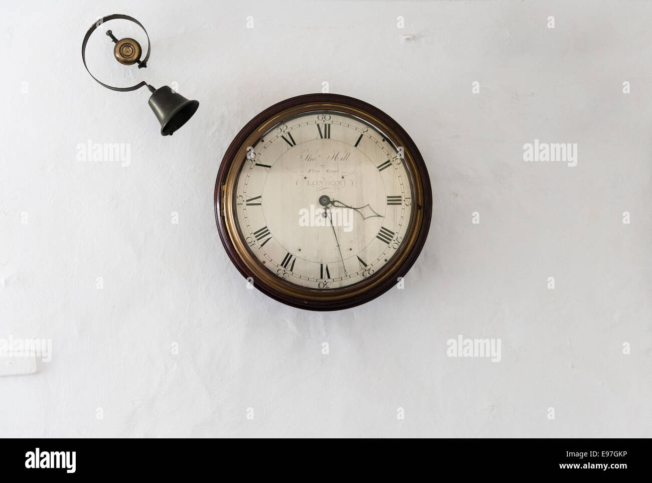 Altmodische Ziffernblatt und Dieners Glocke Cotehele House, Cornwall, UK Stockfoto