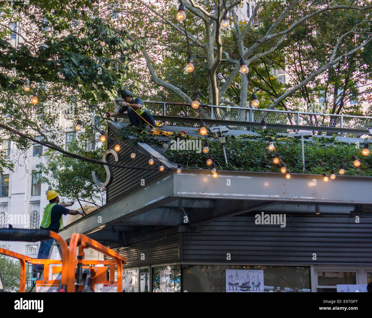 Arbeitnehmer verschwenden keine Zeit, entfernen die Beschilderung aus das beliebte Shake Shack Restaurant im Madison Square Park in New York Stockfoto